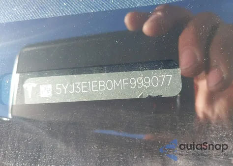 2021 Tesla Model 3 Long Range Dual Motor All-Wheel Drive z USA, uszkodzony, nr VIN 5YJ3E1EB0MF999077